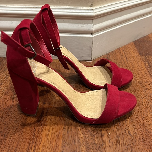 Red heels - Picture 2 of 3